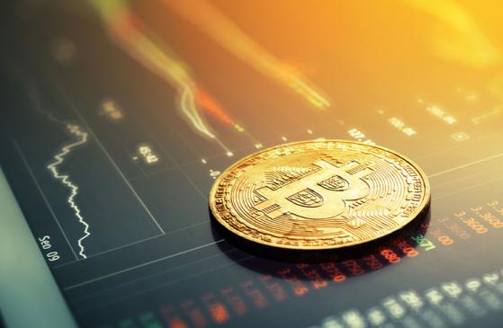 Bitcoin recua com novos dados econômicos e tokens registram alta de até 24% em poucas horas