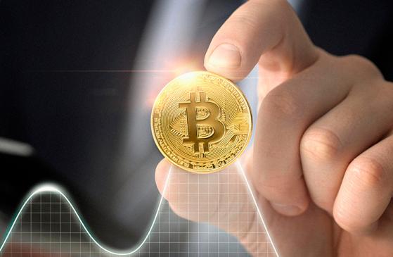 Bitcoin sobe 17% e liquida R$ 1,5 bilhão em posições vendidas
