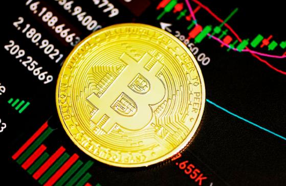 Bitcoin encosta em novo nível de resistência e mercado reage. Polygon, FLOW e outros tokens registram alta de até 6%