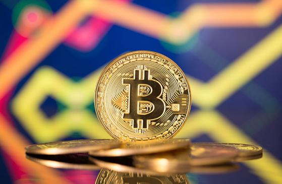 Bitcoin sobe 5% e mercado segue impulsionado. ETH, BNB, UNI, AXS e outros tokens registram alta de até 17%