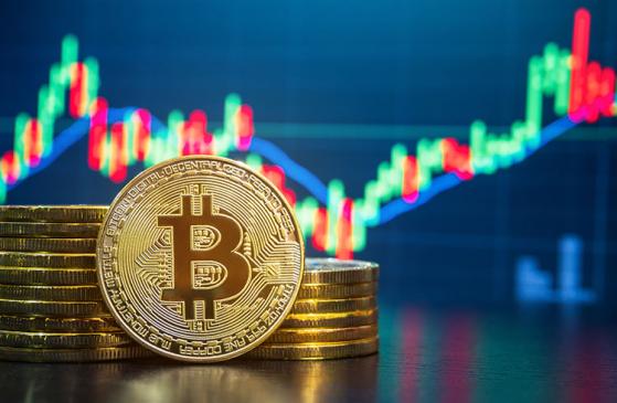 Bitcoin rompe novo nível e chega aos US$ 27 mil. Altcoins disparam até 16