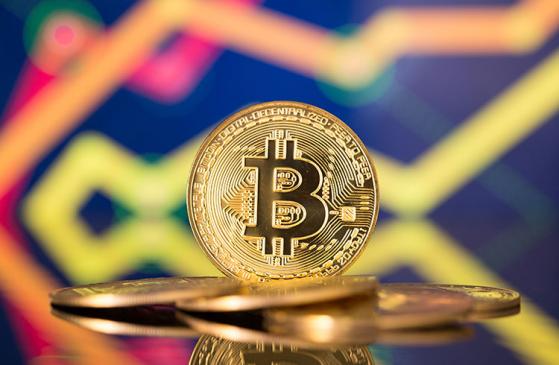 Bitcoin fica abaixo dos US$ 19 mil e mercado de criptomoedas amanhece tímido. Stablecoin “morta” sobe 37%