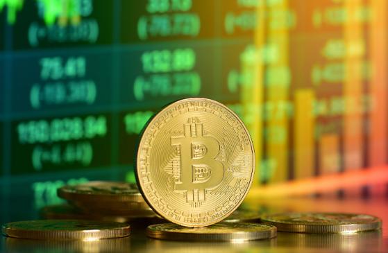 Bitcoin registra alta de 2% e tokens disparam até 4% nesta quarta-feira (1)